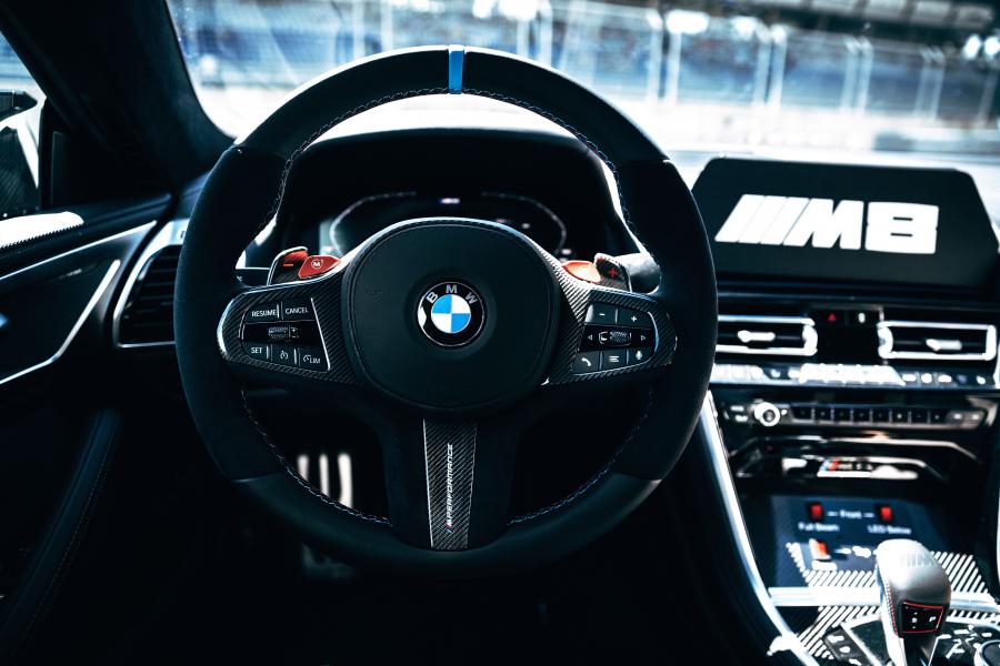 Панель приборов BMW M8 Competition Coupe MotoGP Safety Car (F92) 2019 года  (фото 14 из 38)